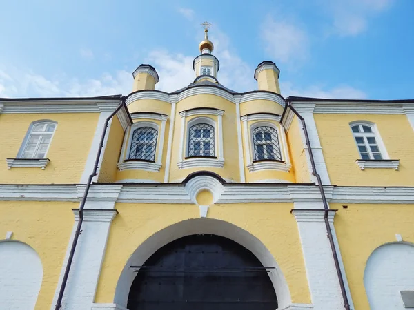A entrada para o mosteiro feminino Nikolsky (São Nicolau) em Pereyaslavl-Zalessky . — Fotografia de Stock