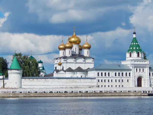 Ipatiev mannelijke klooster (14e eeuw) in Kostroma in Rusland. — Stockfoto