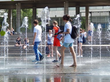 Kuru çeşme Muzeon Moskova'da parkta yürürken gençlerin.