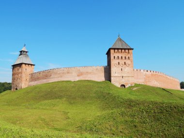 Dvortsovaya ve Novgorod Rusya'da büyük Kremlin işçinin kuleleri (15. yüzyıl). 