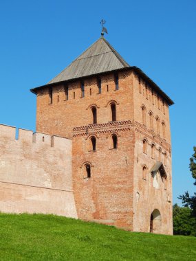 Novgorod Rusya'da büyük Kremlin Vladimirskaya Kulesi (15. yüzyıl).