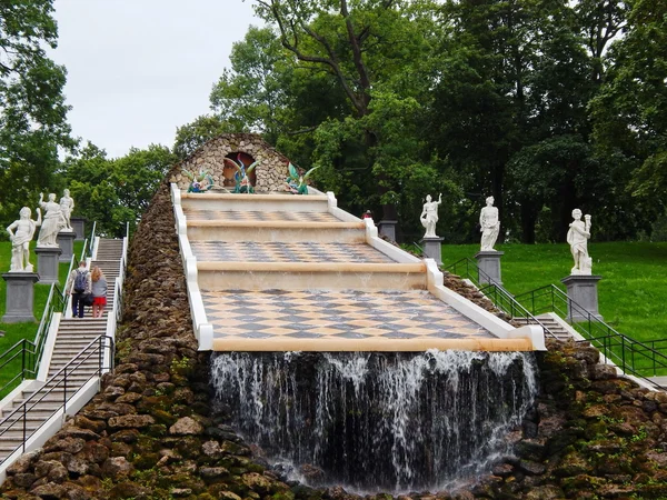 The Dragons' cascade or the Chess Mountain in Peterhof. (17th century) — Stock Photo, Image