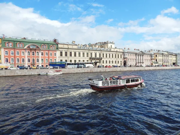 A vista da ponte de engenharia no rio Fontanka e aterro em São Petersburgo, Rússia . — Fotografia de Stock