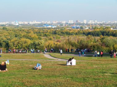 Şehir manzaralı. Hafta sonu parkta Kolomenskoye, Moskova. Eylül, 2014.