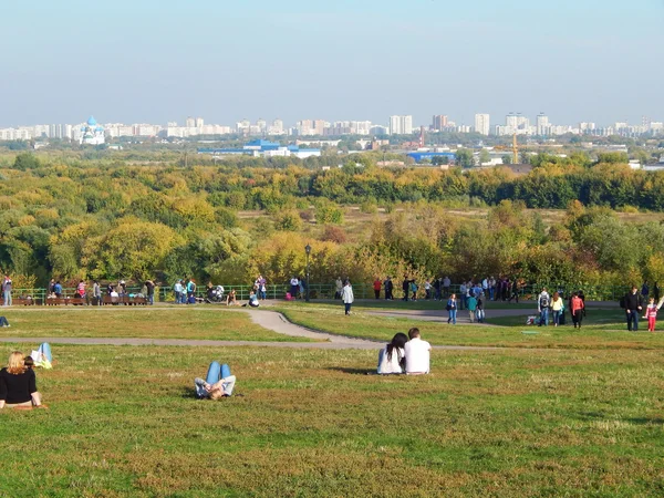 Şehir manzaralı. Hafta sonu parkta Kolomenskoye, Moskova. Eylül, 2014.