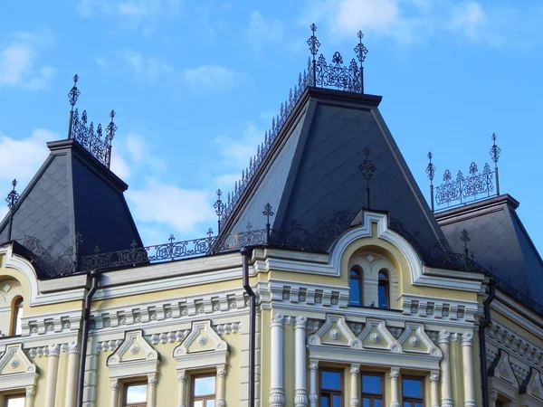 Építészet. A tető az épület az utcai Kuznetskiy legtöbb Moszkva központjában. Október, 2014. — Stock Fotó