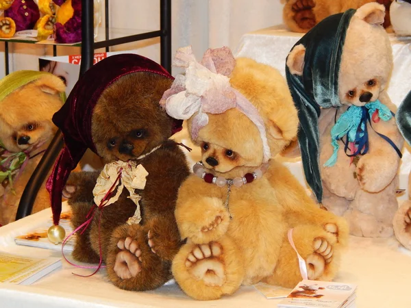 Hantverk. Samlarobjekt författarens björnar. Den 10: e internationella dockor salongen, Moskva. Oktober, 2014. — Stockfoto