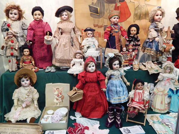 Антикварные куклы. V Московская международная выставка коллекционных кукол "Искусство кукол". Декабрь, 2014 . — стоковое фото