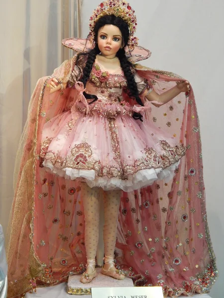 工艺品。第五届莫斯科国际展览会的收藏级的洋娃娃"娃娃艺术"。2014 年 12 月，. — 图库照片