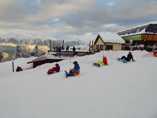 Los snowboarders se están preparando para un paseo. Complejo deportivo y turístico "Gornaya karusel" ("Carrusel de montaña"), 1500 metros, Krasnaya Polyana, Sochi, Rusia. enero, 2015 . —  Fotos de Stock