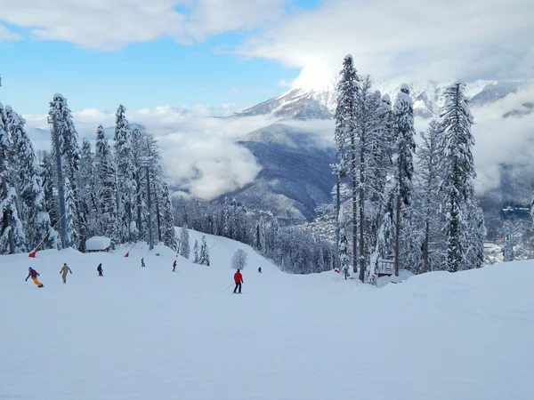 Complejo deportivo y turístico "Gornaya karusel" ("Carrusel de montaña"), 1500 metros, Krasnaya Polyana, Sochi, Rusia. enero, 2015 . —  Fotos de Stock