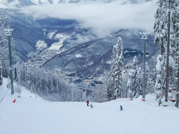 Complejo deportivo y turístico "Gornaya karusel" ("Carrusel de montaña" l), 1500 metros, Krasnaya Polyana, Sochi, Rusia. Enero de 2015. La vista en Rosa Khutor abajo . Imágenes de stock libres de derechos