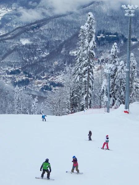 Complejo deportivo y turístico "Gornaya karusel" ("Carrusel de montaña"), 1500 metros, Krasnaya Polyana, Sochi, Rusia. Enero de 2015. La vista en Rosa Khutor abajo . —  Fotos de Stock