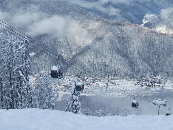 La góndola se eleva al complejo deportivo y turístico "Gornaya karusel" ("Carrusel de montaña"), Krasnaya Polyana, Sochi, Rusia. La vista en Rosa Khutor a continuación. enero, 2015 . —  Fotos de Stock