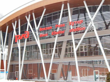 Tren istasyonu Rosa Khutor, Krasnaya Polyana, Sochi, Rusya Federasyonu. Ocak, 2015..