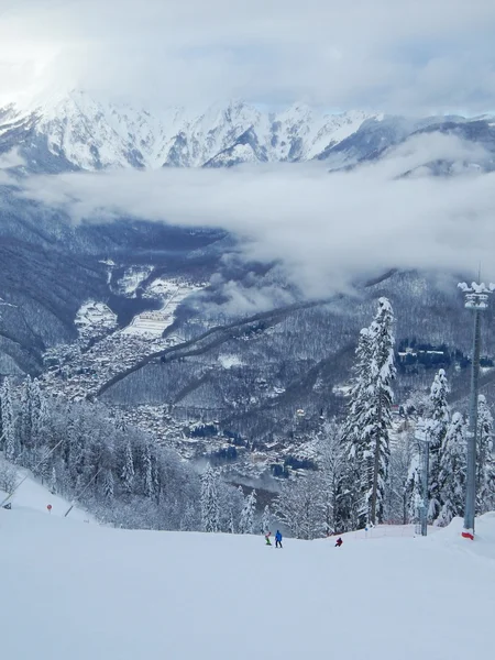 Comprensorio sciistico "Gornaya karusel" ("Giostra di montagna"), 1500 metri, Krasnaya Polyana, Sochi, Russia. Gennaio 2015. Rosa Khutor ai piedi della montagna . — Foto Stock