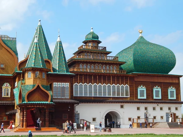 A wooden palace (replica) of the Tsar Alexey Mikhailovich from the XVII century in the park-reserve Kolomenskoye, Moscow. — Stock Photo, Image