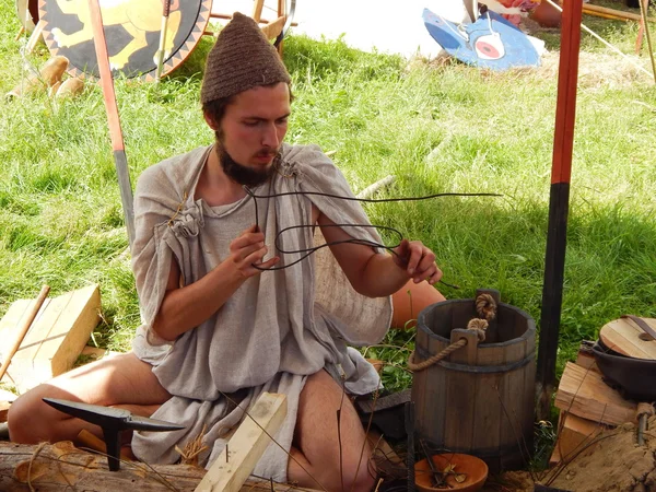 A craftsman at the international festival "Times and epochs. Ancient Rome" in the park-reserve Kolomenskoye, Moscow. — Stock Photo, Image