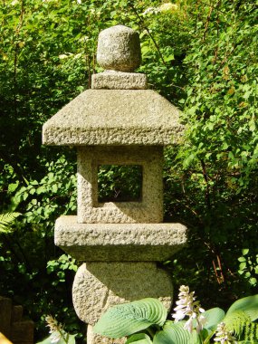 Moskova'da Japon Bahçe (Botanik Bahçesi) taş bir fener. Temmuz, 2015.