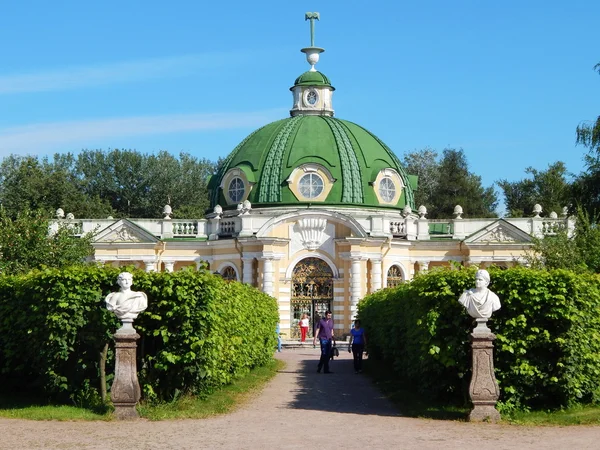 Der Grottenpavillon im architektonischen Parkensemble kuskovo, Moskau. Juli 2015. — Stockfoto