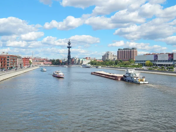 La vista de la ciudad de Moscú. La vista desde el puente en el río Moscú y el transporte fluvial  . — Foto de Stock