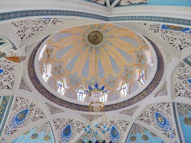 Kazan Kremlin Kol Şerif Camii'nde içinde decoratied tavan. Rusya Tataristan Cumhuriyeti'nde.