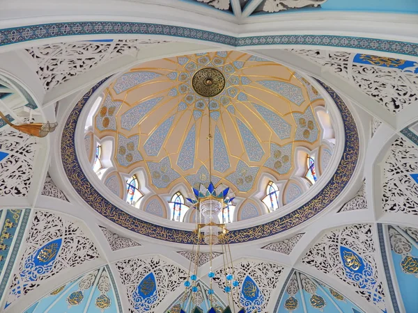 The decoratied ceiling inside the Kol Sharif Mosque in the Kazan Kremlin. In the republic Tatarstan in Russia. — Stock Photo, Image