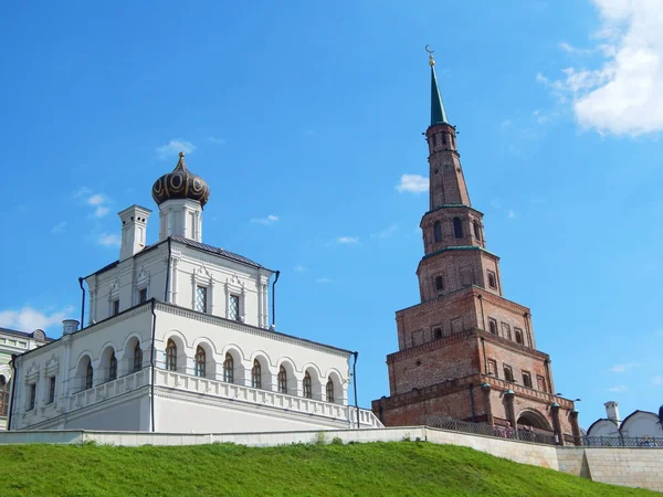 De Kazan Kremlin huis kerk en de Suumbike toren van het Kremlin van Kazan — Stockfoto