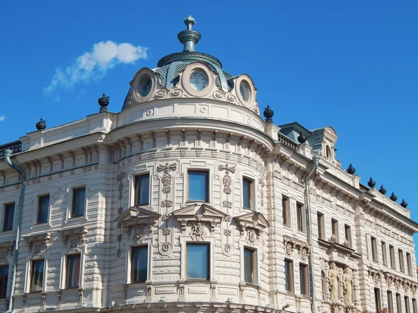 Uma vista da cidade. Um edifício reconstruído de Passagem na cidade de Kazan na república do Tartaristão na Rússia . — Fotografia de Stock