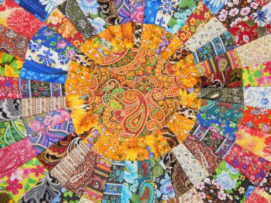 Orta kısmında bir patchwork halı.