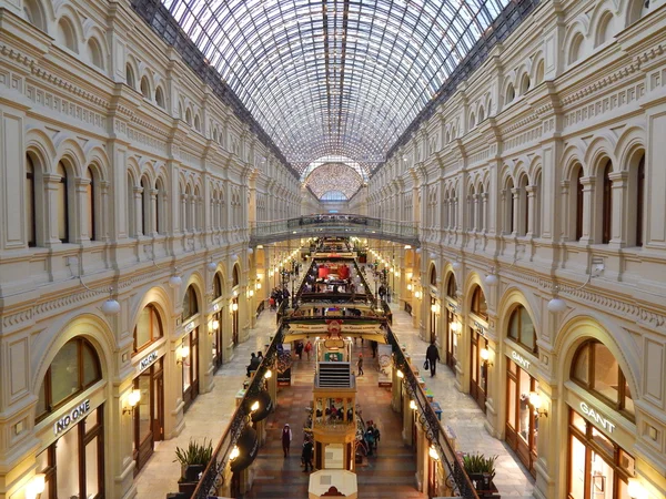 Arquitetura e interior da Moscow State Department Store (GUM). Novembro de 2015 — Fotografia de Stock