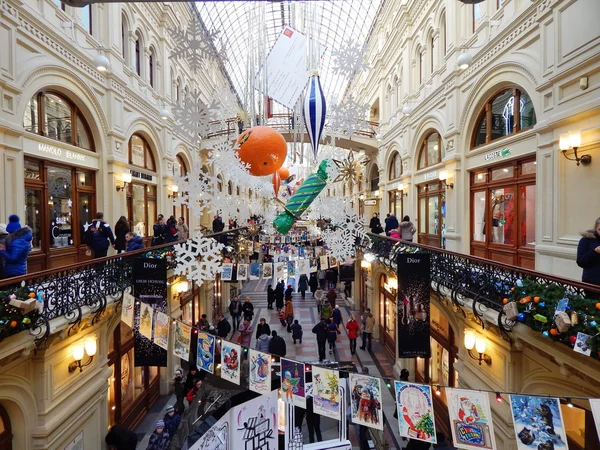 Zdobione State Department Store plac czerwony w Moskwie. Stycznia, 2016 — Zdjęcie stockowe