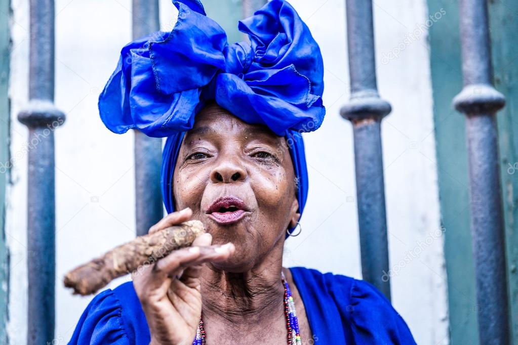 Cuban woman smoking in Havana, Cuba — Stock Photo © filipefrazao #78723906