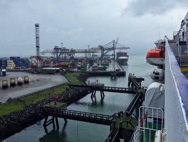 Yağmurda Belfast limanına yanaşan feribot arka planda endüstriyel liman bölgesi var. Feribottan görünüm