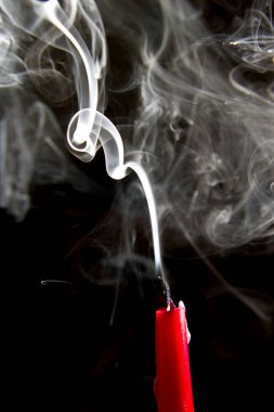 Sönmüş bir mumdan çıkan beyaz bir duman sarmalı