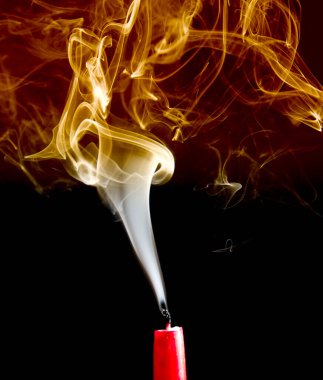 Sönmüş bir mumdan duman yükselir ve altına dönüşür.