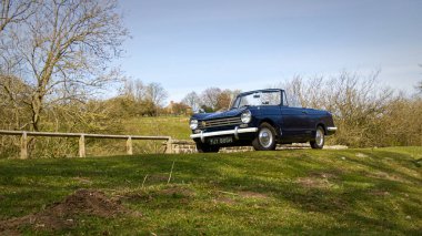 1969 Kraliyet Mavi 13 / 60 üstü açık arabası Kuzey York Moors 'da bir köprünün yanında park edilmiş.