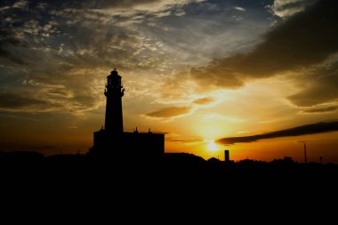 Gün batımında ikonik Flamborough Baş Feneri 'nin silueti.