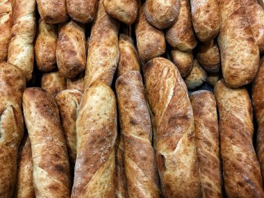 Süpermarket vitrininde taze ekmek ve copları kapatın.