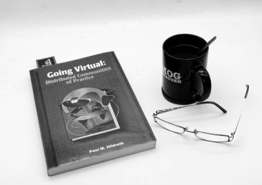 Çalışmaya ara veriyorum. Bir kupa kahve, ders kitabı ve bir çift spesiyal. Siyah ve beyaz 