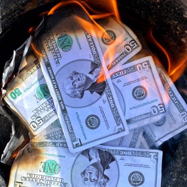 Yanan banknotlar yığını. Sahte para kullanılmış.