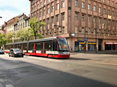 Araba ve modern tramvay Prag 'da bir caddede