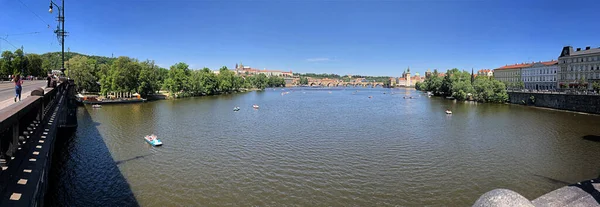 Nehir Prag Üzerinde Panoramik Manzara — Stok fotoğraf