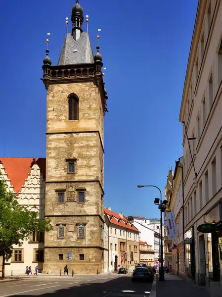 澄んだ青い空がプラハの古い塔を出発 — ストック写真