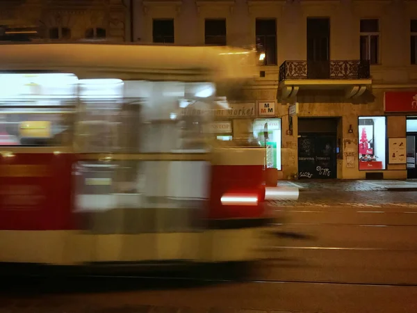 Вечерний Снимок Движущегося Трамвая Улице Праги — стоковое фото