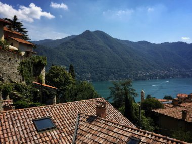 Como Gölü 'nün iç çamaşırlı çatılarından bir manzara.