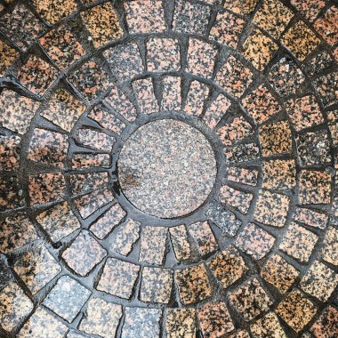 Bilbao 'da bir yolda dairesel desenli ıslak kaldırım blokları