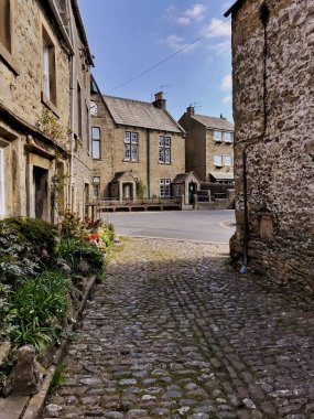 Grassington 'ın tuhaf, kaldırımlı bir köşesi (Büyük ve Küçük tüm yaratıkların filizlendiği yer))