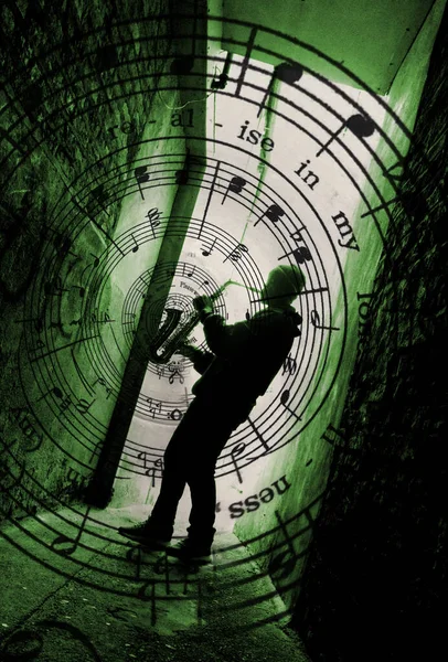 音楽の螺旋が描かれた緑の背景を持つストリート サックス奏者のシルエット — ストック写真