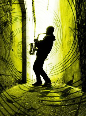 Sokak saksafoncusu siluet sarı ışık ve saksafondan yayılan müzik
